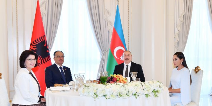 Prezidenti İlham Əliyevin və Birinci xanım Mehriban Əliyevanın adından Albaniya Prezidenti və xanımının şərəfinə rəsmi lanç verilib