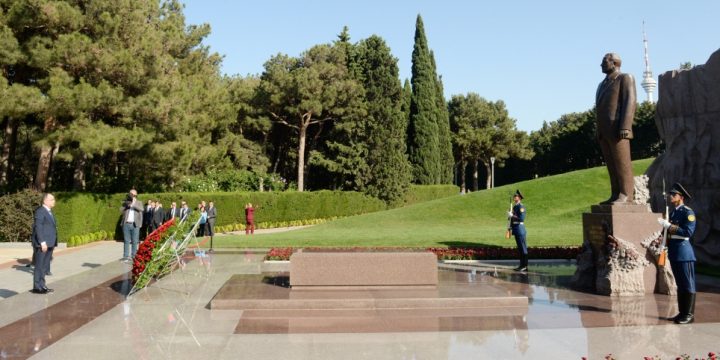 Albaniya Prezidenti Bayram Beqay Ulu Öndər Heydər Əliyevin məzarını ziyarət edib