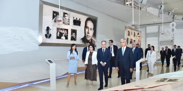 Albanian President and his wife visit Heydar Aliyev Center