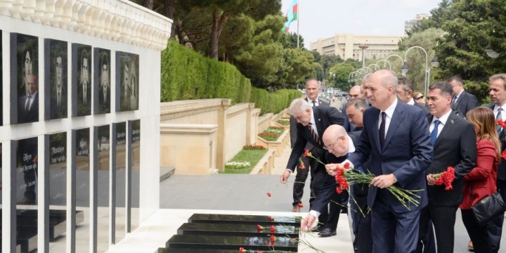 TBMM-in sədrinin rəhbərlik etdiyi nümayəndə heyəti Şəhidlər xiyabanını ziyarət edib
