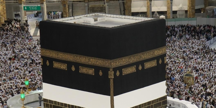 Holy Kaaba’s cover “Kiswa” replaced
