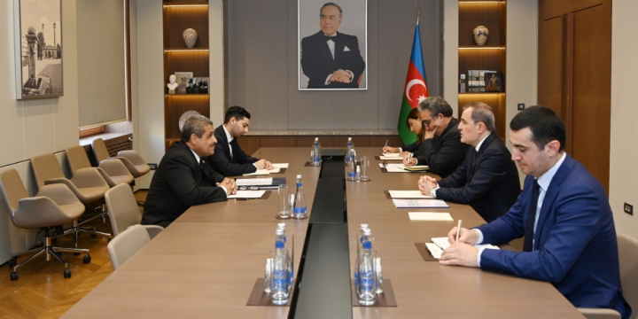 Azerbaijani FM meets with incoming Columbian ambassador