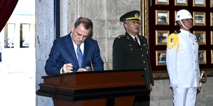 Ceyhun Bayramov Anıtqəbir məqbərəsini ziyarət edib