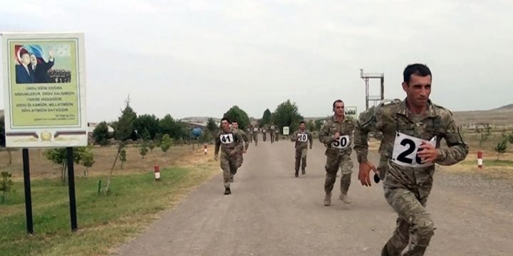Hərbi qulluqçuların fərdi hazırlığı yoxlanılır