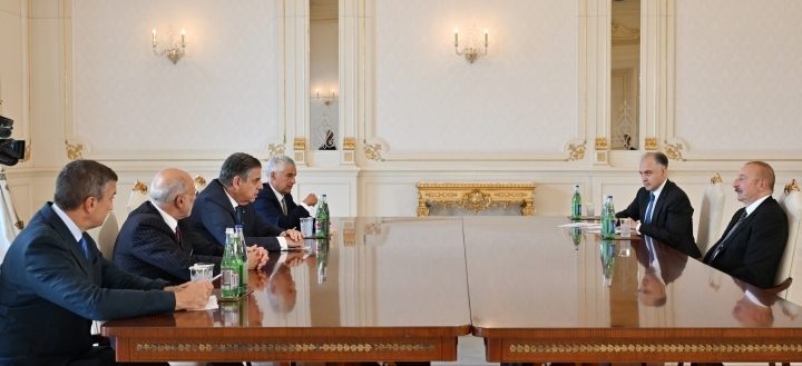 Prezident İlham Əliyev İtaliyanın “Leonardo” şirkətinin baş icraçı direktorunu qəbul edib