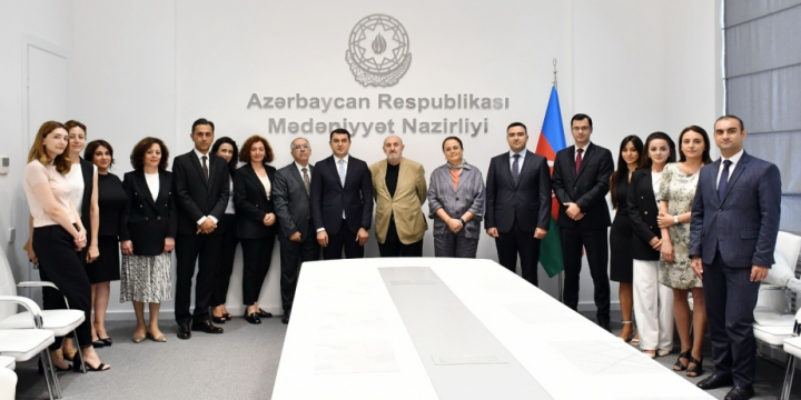 Mədəniyyət Nazirliyində estrada sənətinin görkəmli nümayəndəsi Akif İslamzadə ilə görüş keçirilib