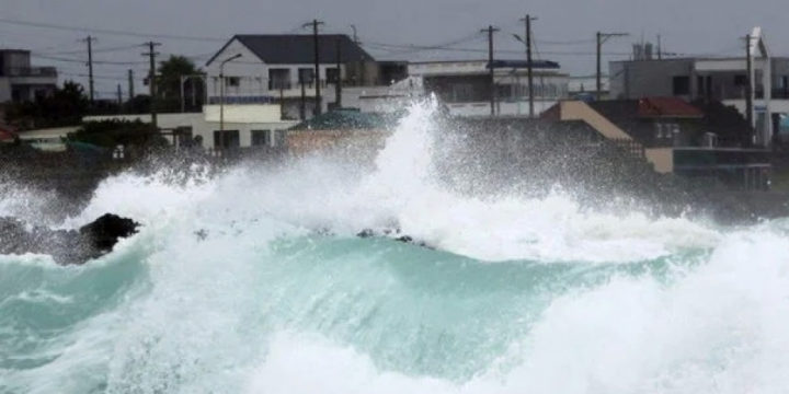 Typhoon Khanun leaves 1 dead, 1 missing while heading north slowly in South Korea