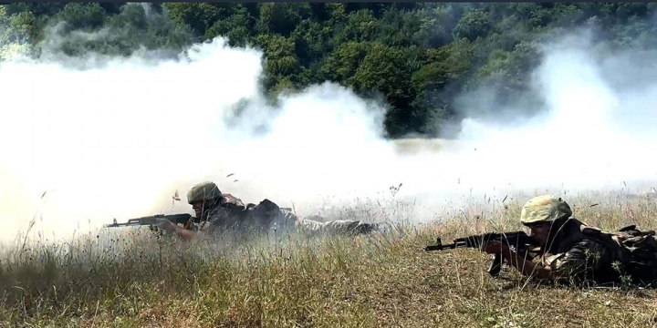 Düşərgə toplanışına cəlb edilən kursantlarla praktiki məşğələlər keçirilir