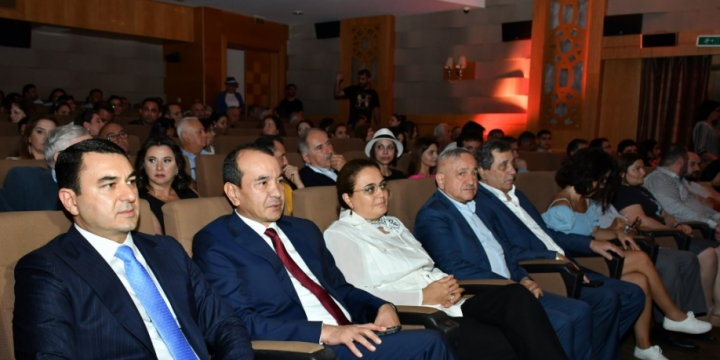 Bir qrup kino xadiminə Mədəniyyət Nazirliyinin fəxri fərmanları təqdim olunub