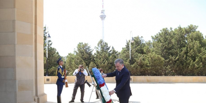 Özbəkistan Prezidenti Şavkat Mirziyoyev şəhidlərin xatirəsini ehtiramla yad edib