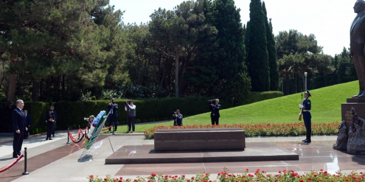 President of Uzbekistan Shavkat Mirziyoyev visits tomb of Great Leader Heydar Aliyev