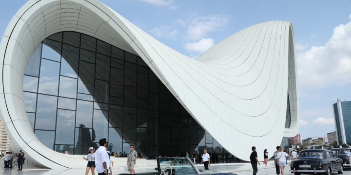 Paytaxtın mərkəzi küçələrini klassik avtomobillər bəzəyib: yürüş və sərgi təşkil edilib