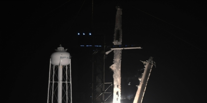 SpaceX capsule carrying 4 astronauts docks at International Space Station
