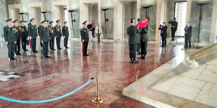 Azerbaijan’s defense minister visits Anitkabir