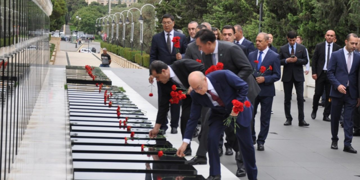 Türk dövlətlərinin FHN rəhbərləri Heydər Əliyevin məzarını və Şəhidlər xiyabanını ziyarət ediblər