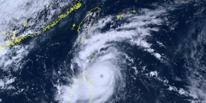 Typhoon Saola makes landfall in south China’s Guangdong