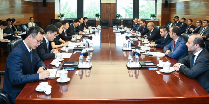 Mikayıl Cabbarov Çin kommersiya nazirinin müavini ilə görüşüb