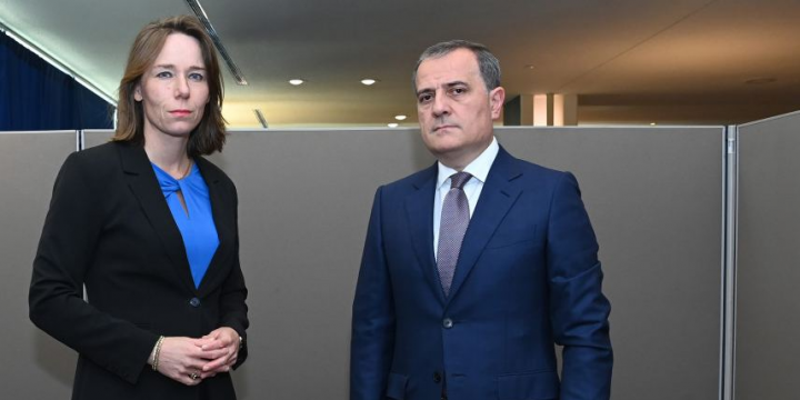 Ceyhun Bayramov niderlandlı həmkarını Yevlaxdakı görüş barədə məlumatlandırıb