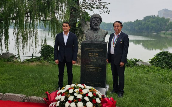 Çində dünya şöhrətli Azərbaycan şairi və mütəfəkkiri Nizami Gəncəvinin büstü ziyarət olunub