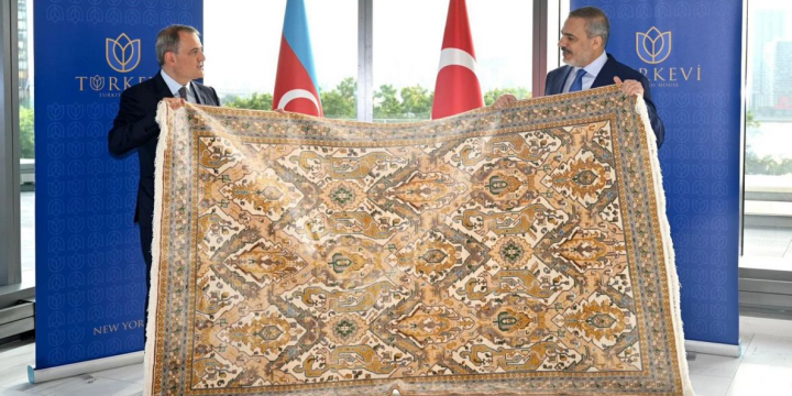 Ceyhun Bayramov Hakan Fidana Qarabağ xalçası hədiyyə edib
