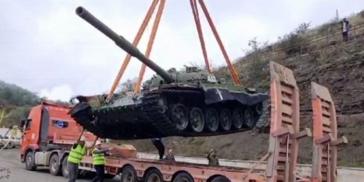 Albert Aqarunovun vurduğu erməni tankı demontaj olunub və Bakıya gətirilib