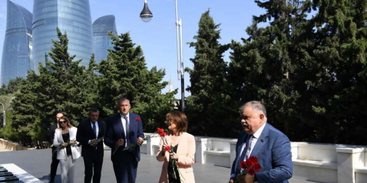 Georgian parliamentarians visit grave of Heydar Aliyev and Alley of Martyrs