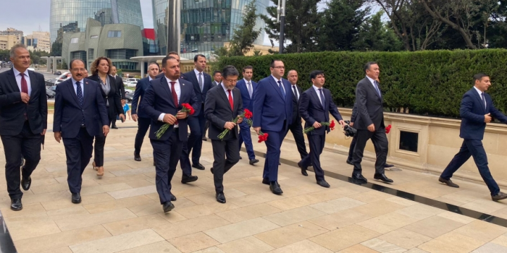 Türkiyə nümayəndə heyəti Fəxri və Şəhidlər xiyabanlarını, həmçinin “Türk şəhidliyi” abidəsini ziyarət edib