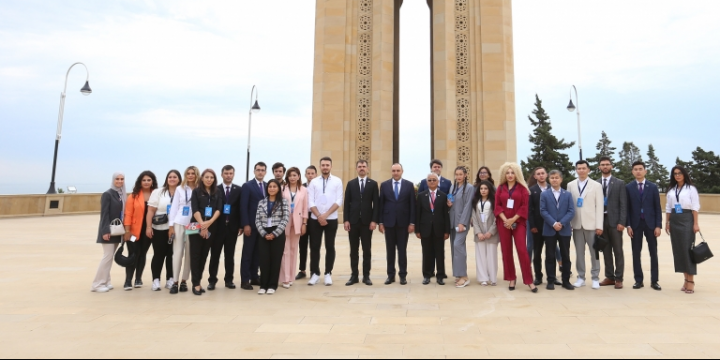 Participants of OTS International Forum visit grave of Heydar Aliyev and Alley of Martyrs