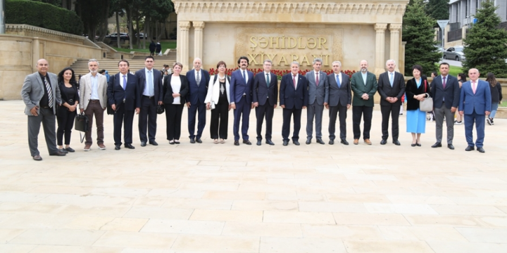 Beynəlxalq tədbirin iştirakçıları Ulu Öndərin məzarını ziyarət ediblər