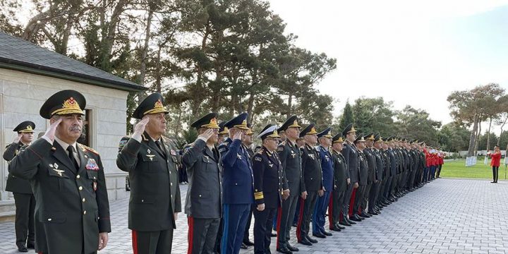 Müdafiə Nazirliyinin rəhbər heyəti Anım Günündə şəhidlərimizin məzarlarını ziyarət edib