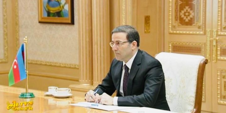 Azerbaijani ambassador presents his credentials to Turkmen President