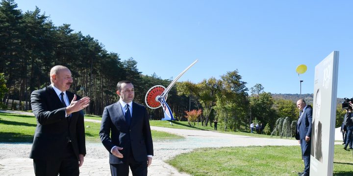 Prezident İlham Əliyev və Baş nazir İrakli Qaribaşvili Tbilisidə Ümummilli Lider Heydər Əliyevin 100 illiyinə həsr edilmiş fotosərgi ilə tanış olublar