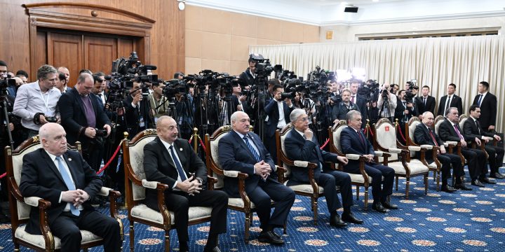 Prezident İlham Əliyev Bişkekdə Prezident Şavkat Mirziyoyevin təltifolunma mərasimində iştirak edib
