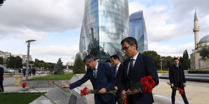 TBMM-in nümayəndə heyəti Ulu Öndərin məzarını və Şəhidlər xiyabanını ziyarət edib