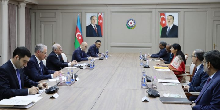 Baş nazir Əli Əsədov Hindistanın ticarət və sənaye üzrə dövlət naziri ilə görüşüb