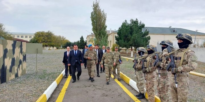 Tacikistanın müdafiə naziri hərbi hissədə yaradılan şəraitlə tanış olub