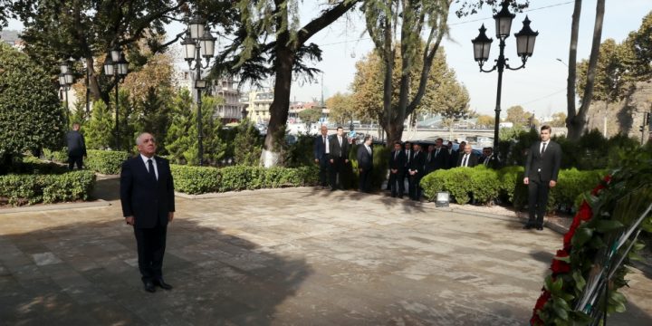 Baş nazir Əli Əsədov Tbilisidə Ulu Öndərin abidəsini ziyarət edib