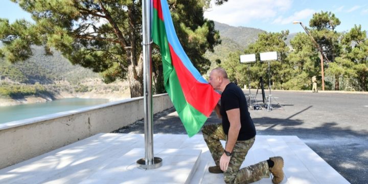 Prezident İlham Əliyev Sərsəng su anbarının ərazisində Azərbaycan Respublikasının Dövlət Bayrağını ucaldıb