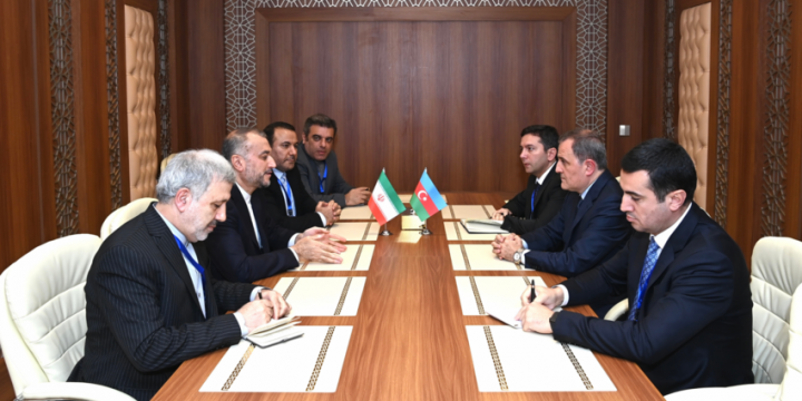 Ceyhun Bayramov iranlı həmkarı ilə bölgədəki mövcud vəziyyətdən danışıb