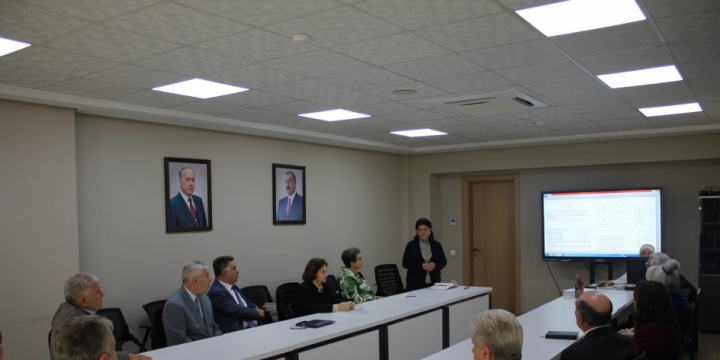DİM-də fizika və rus dili fənləri üzrə imtahan proqramları müzakirə edilib