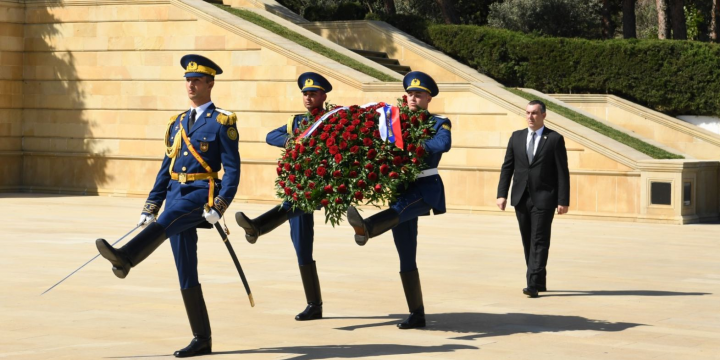 Serbiya parlamentariləri Şəhidlər xiyabanını ziyarət edib