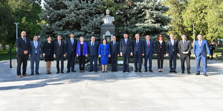 Azerbaijani MPs visit monument to Great Leader Heydar Aliyev in Bucharest