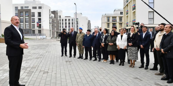 Prezident İlham Əliyev “Füzuli Şəhəri Günü”ndə Füzuli şəhərinə köçmüş sakinlər və rayon ictimaiyyətinin nümayəndələri ilə görüşüb