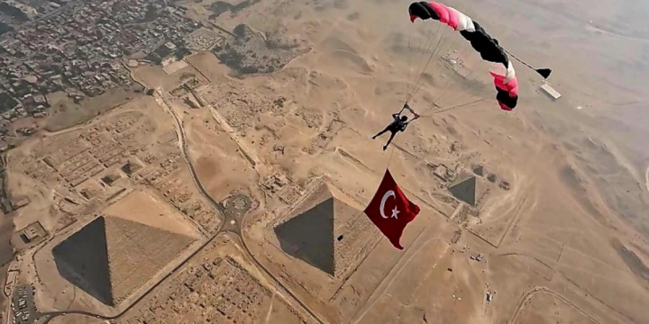 Cümhuriyyətin 100-cü ildönümündə Misir Piramidaları üzərində Türkiyə bayrağı dalğalanıb
