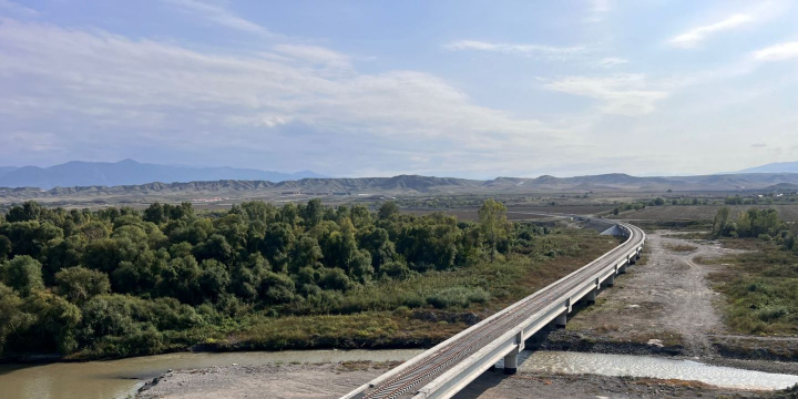 Həkəri çayı üzərində tikilən dəmir yolu körpüsündə işlər yekunlaşır