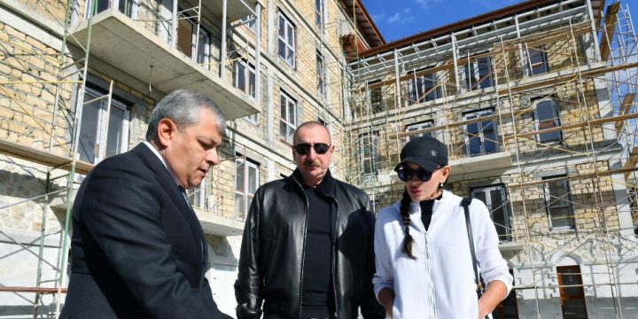 Prezident İlham Əliyev və Birinci xanım Mehriban Əliyeva Şuşada 23 binadan ibarət yaşayış kompleksində aparılan tikinti işləri ilə tanış olublar