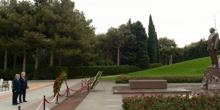 Avrasiya Patent İdarəsinin prezidenti Ulu Öndər Heydər Əliyevin məzarını ziyarət edib