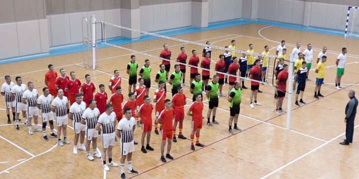 Əlahiddə Ümumqoşun Ordunun hərbi qulluqçuları arasında voleybol birinciliyində 13 komanda mübarizə aparıb
