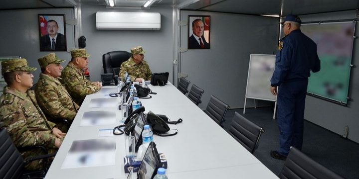 Müdafiə naziri təlim poliqonuna gedib, döyüş atışlarını izləyib 