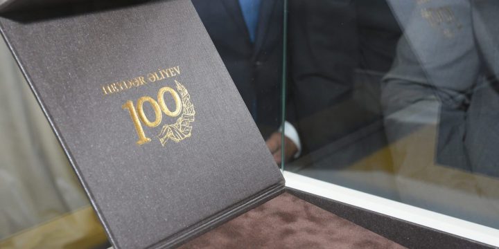 “AzerGold” QSC Ulu Öndər Heydər Əliyevin 100 illiyinə həsr olunmuş qızıl sikkənin təqdimat mərasimini keçirib